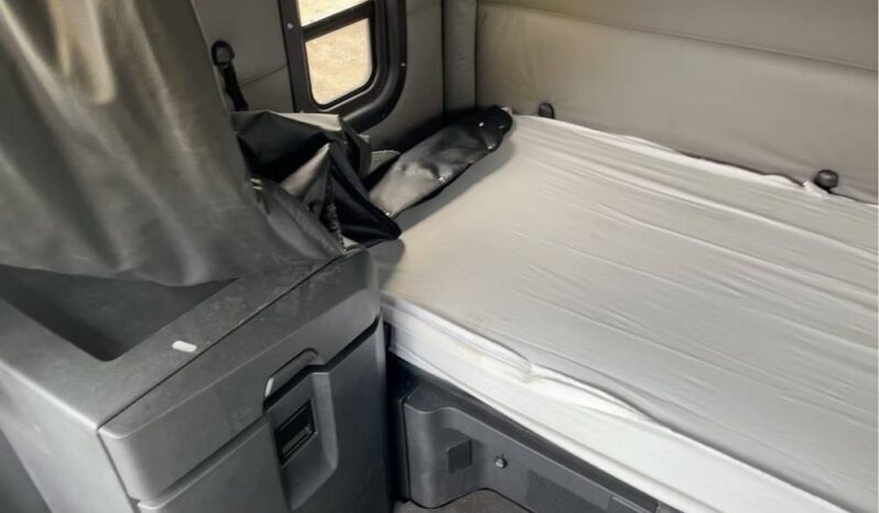 
								2022 Freightliner Cascadia TA Sleeper Truck Tractor Detroit DD15 full									