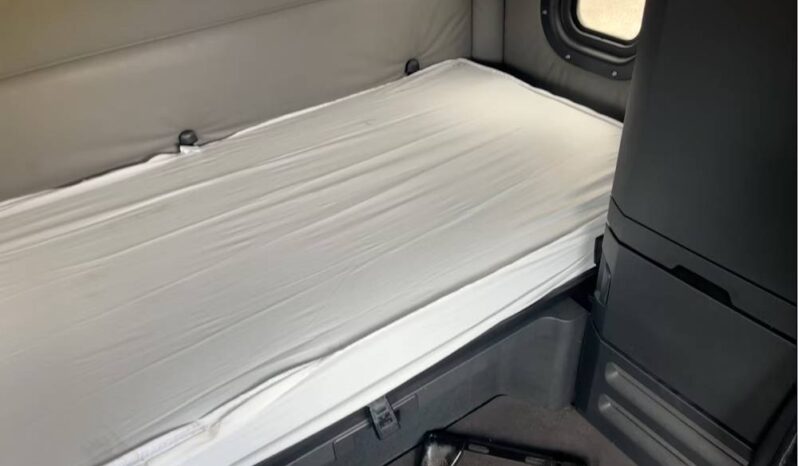 
								2022 Freightliner Cascadia TA Sleeper Truck Tractor Detroit DD15 full									