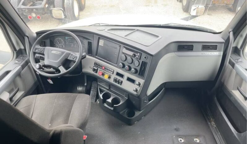 
								2022 Freightliner Cascadia TA Sleeper Truck Tractor Detroit DD15 full									