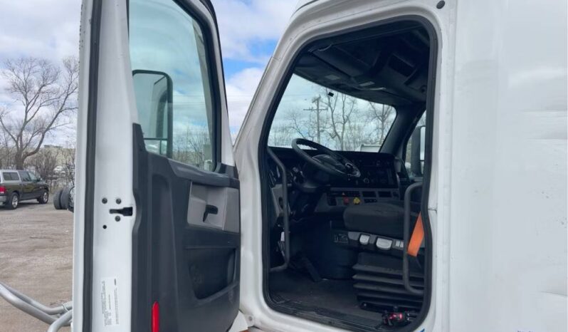 
								2022 Freightliner Cascadia TA Sleeper Truck Tractor Detroit DD15 full									