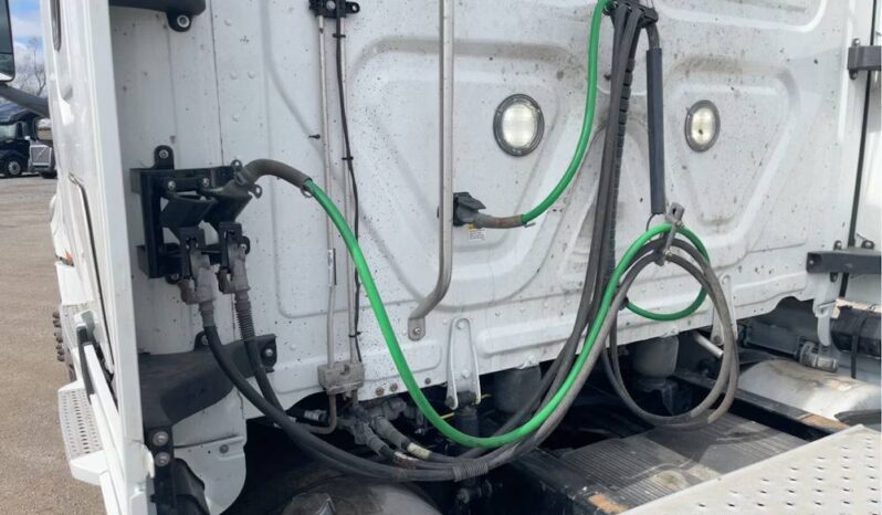 
								2022 Freightliner Cascadia TA Sleeper Truck Tractor Detroit DD15 full									