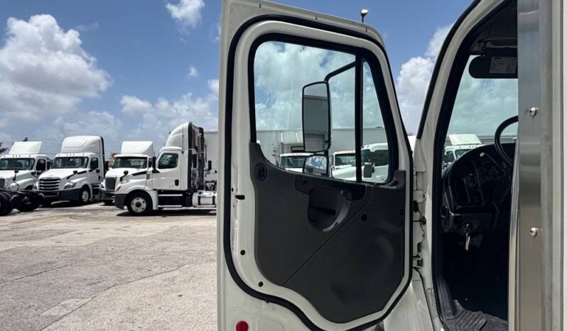 
								2020 Freightliner M2106 SA 18′ SHRED-TECH Shredder Truck Cummins AT full									