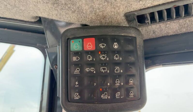 
								2021 John Deere 650K XLT Crawler Dozer Cab Tractor 123″ 6 – Way Blade full									