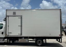 
										2020 Freightliner M2106 SA 18′ SHRED-TECH Shredder Truck Cummins AT full									