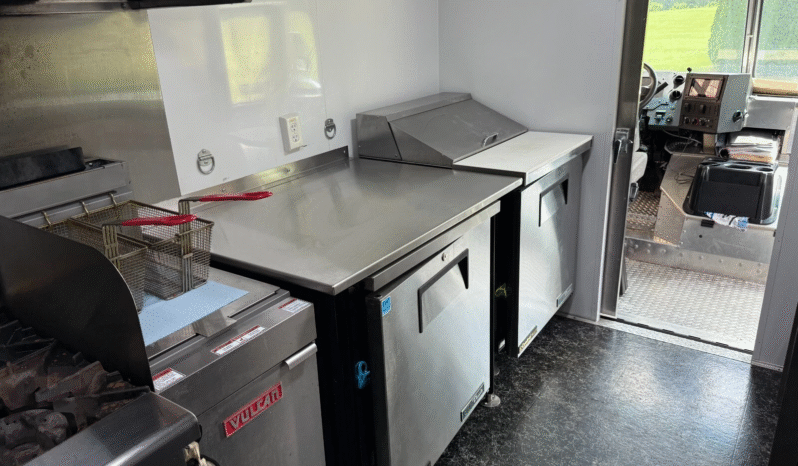 
								2023 Ford F59 Step Van Food Truck, 28′ full									