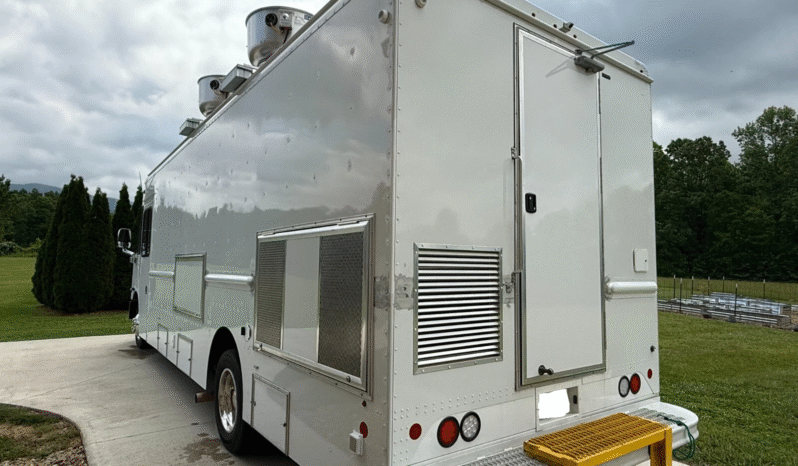 
								2023 Ford F59 Step Van Food Truck, 28′ full									
