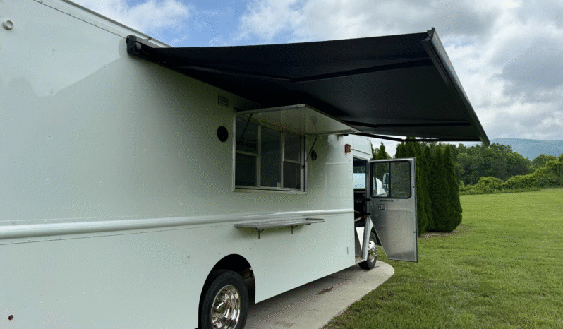 
								2023 Ford F59 Step Van Food Truck, 28′ full									